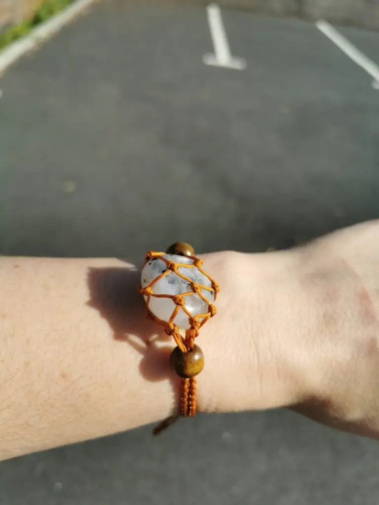 bracelet tissé avec une pierre de lune naturelle issue de mine équitable et raisonnée