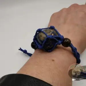 bracelet tissé bleu avec une pierre naturelle issue de mine équitable et raisonnée de Lapis Lazuli